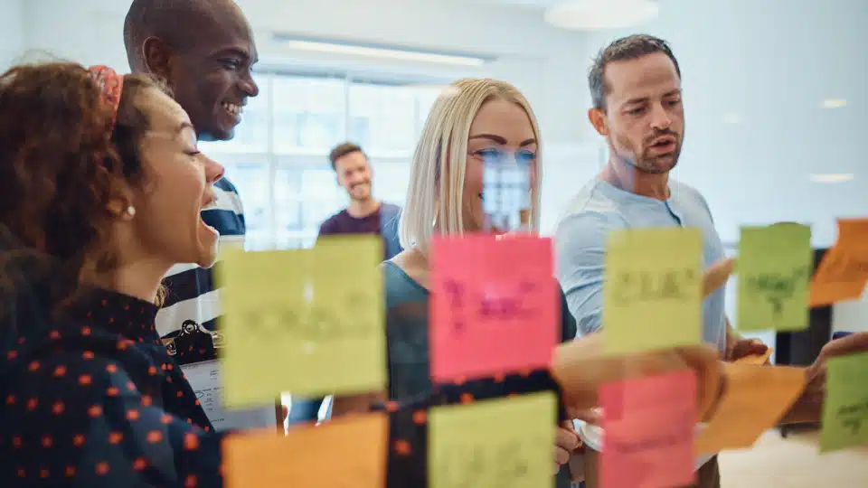 ¿Trabajar con una agencia de desarrollo de software o contratar tu propio equipo?
