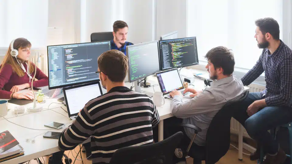 ¿Trabajar con una agencia de desarrollo de software o contratar tu propio equipo?