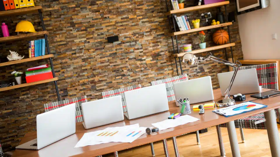 ¿Trabajar con una agencia de desarrollo de software o contratar tu propio equipo?