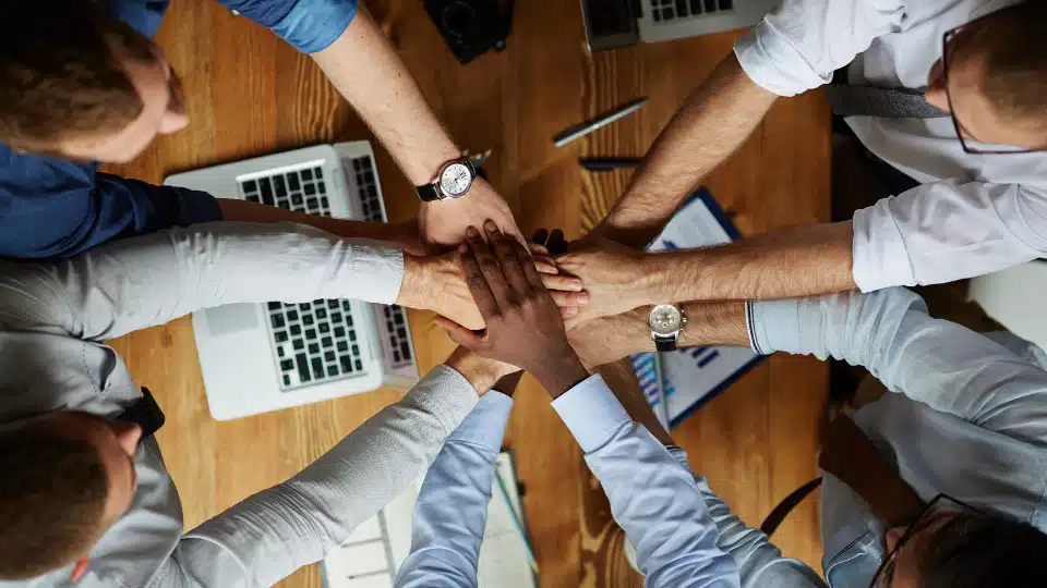 ¿Trabajar con una agencia de desarrollo de software o contratar tu propio equipo?
